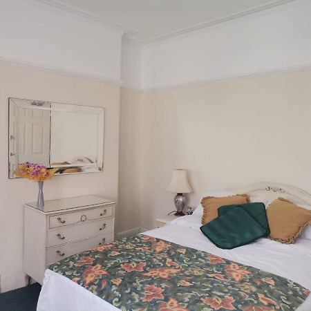 Double Room Available- London Seven Kings Seven Kings Train Station 일포드 외부 사진