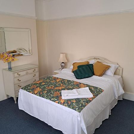 Double Room Available- London Seven Kings Seven Kings Train Station 일포드 외부 사진