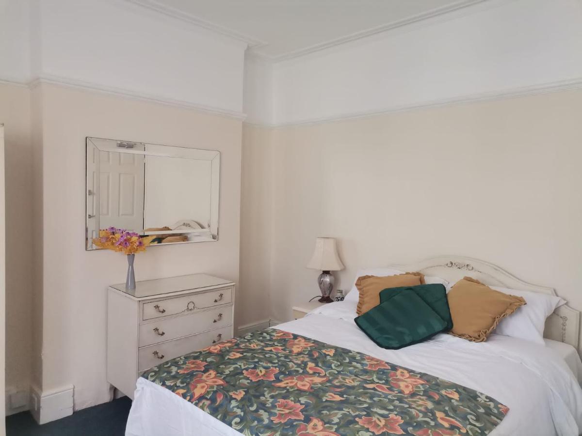 Double Room Available- London Seven Kings Seven Kings Train Station 일포드 외부 사진
