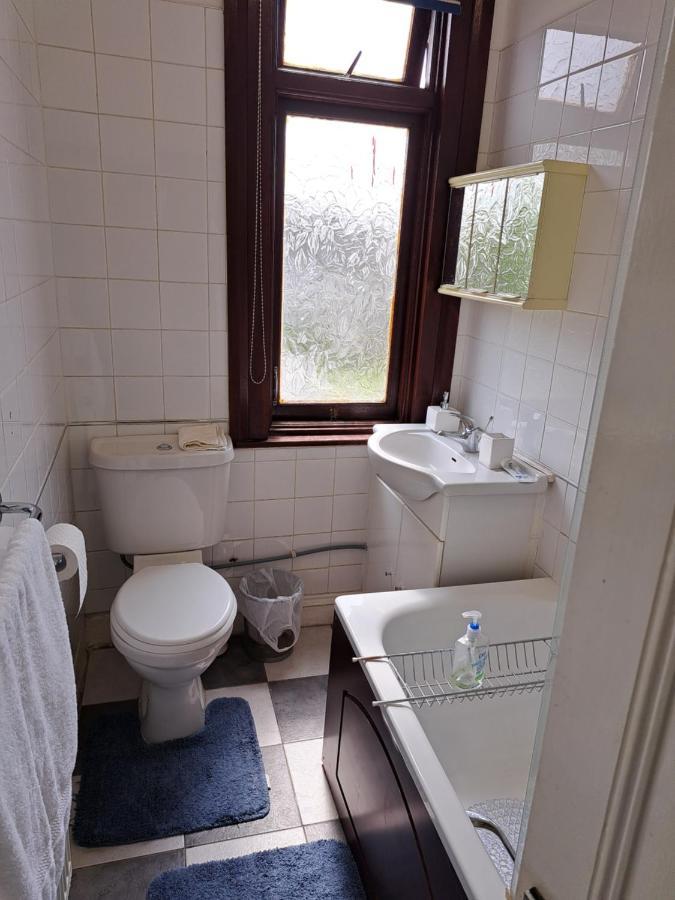Double Room Available- London Seven Kings Seven Kings Train Station 일포드 외부 사진