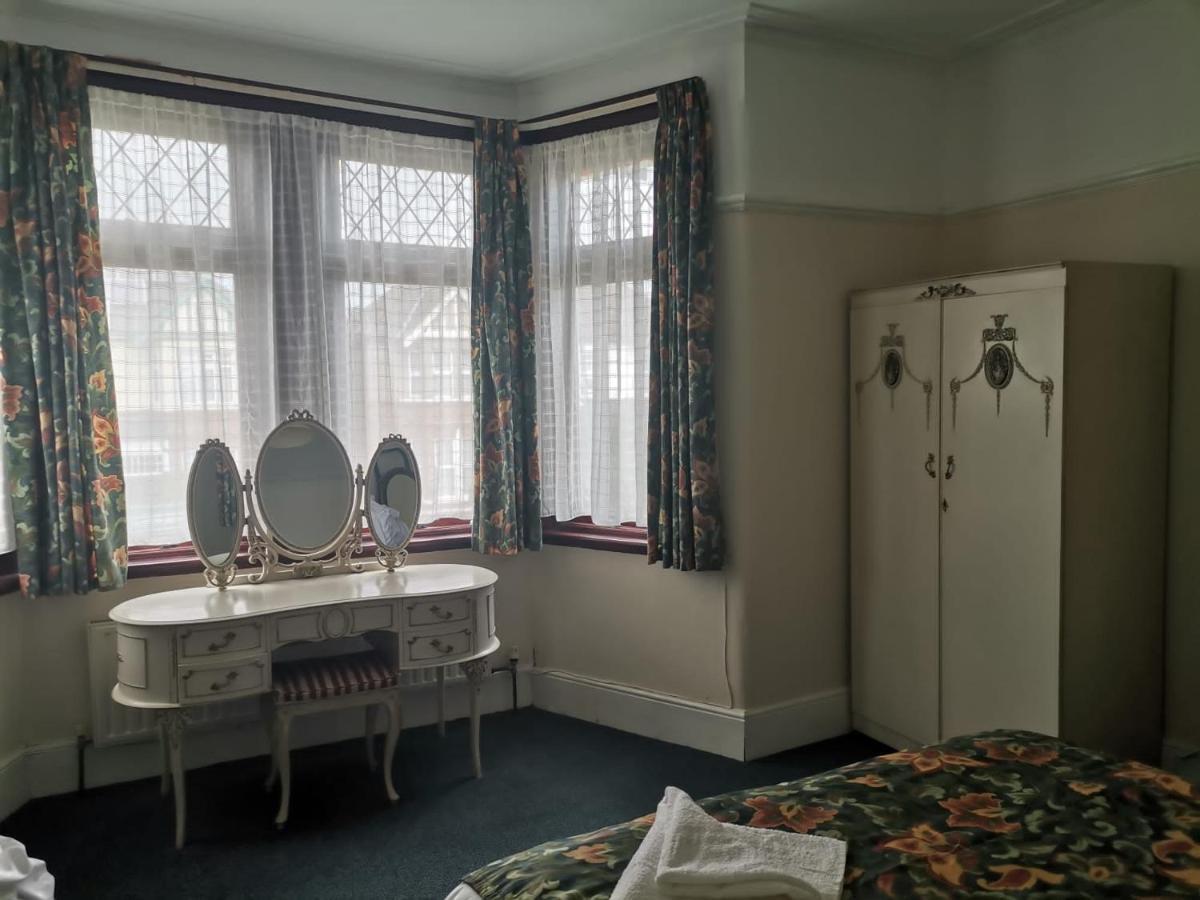 Double Room Available- London Seven Kings Seven Kings Train Station 일포드 외부 사진