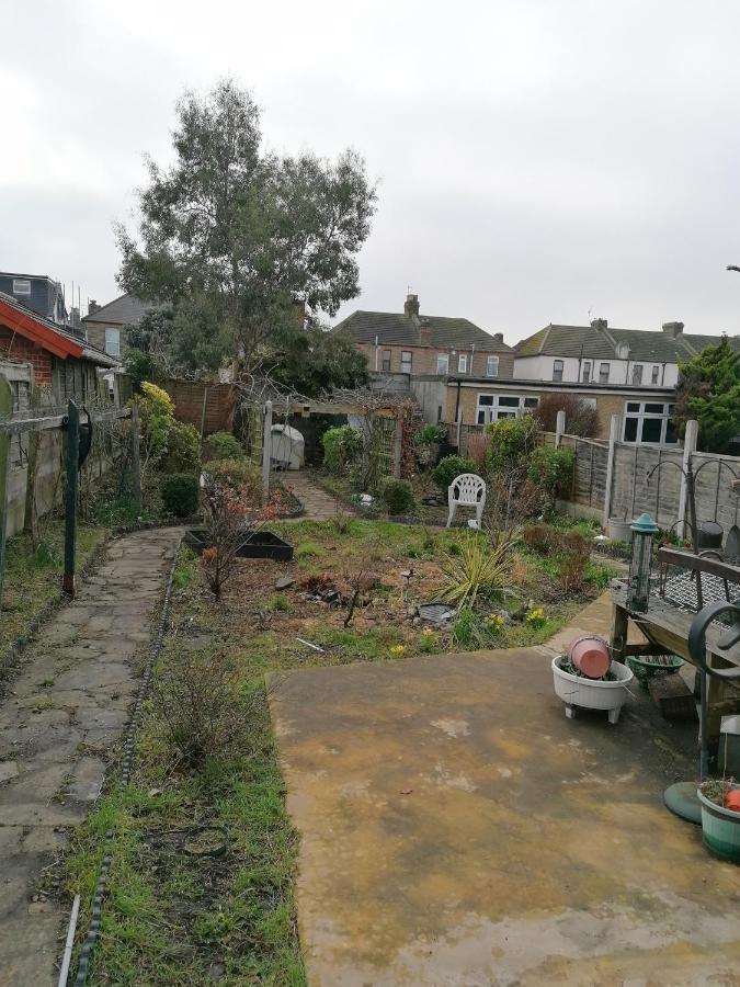 Double Room Available- London Seven Kings Seven Kings Train Station 일포드 외부 사진