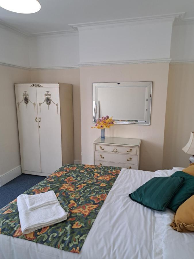 Double Room Available- London Seven Kings Seven Kings Train Station 일포드 외부 사진