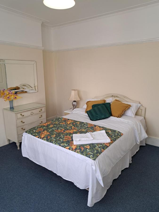 Double Room Available- London Seven Kings Seven Kings Train Station 일포드 외부 사진