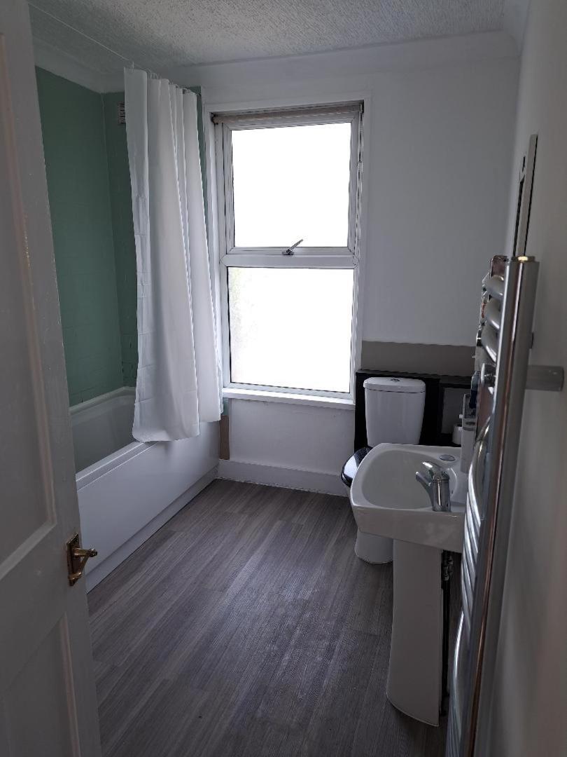 Double Room Available- London Seven Kings Seven Kings Train Station 일포드 외부 사진